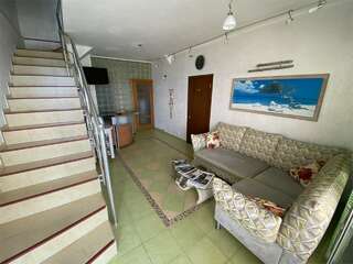 Гостиница Пионер Лоо Трехместный номер Делюкс с видом на море и балконом-11