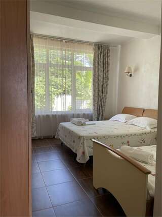 Гостиница Пионер Лоо Улучшенный трехместный номер-1