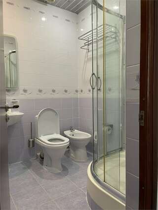 Гостиница Пионер Лоо Улучшенный трехместный номер-9