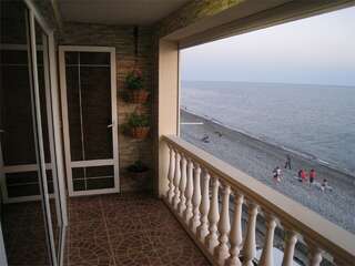 Гостиница Пионер Лоо Трехместный номер Делюкс с видом на море и балконом-8