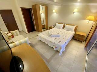 Гостиница Пионер Лоо Трехместный номер Делюкс с видом на море и балконом-4