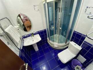 Гостиница Пионер Лоо Трехместный номер Делюкс с видом на море и балконом-6