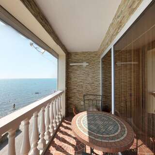 Гостиница Пионер Лоо Трехместный номер Делюкс с балконом и видом на море-11
