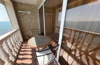Гостиница Пионер Лоо Трехместный номер Делюкс с балконом и видом на море-3